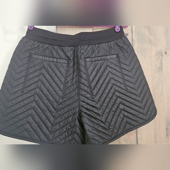 ATHLETA Apres Ski quilted Short Zip Pockets in black. Size 4 - Picture 8 of 15